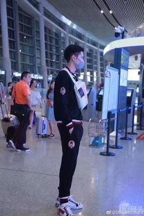 男生冬季卫衣明星同款,明星同款男生卫衣，温暖与时尚兼备