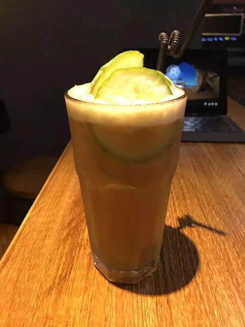 万江网红咖啡江边,江边风情，一杯尽享悠闲时光