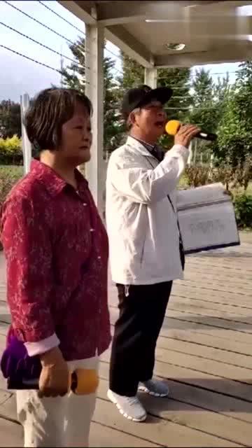 老夫妻模仿网红唱歌,萌态可掬引发网友热议