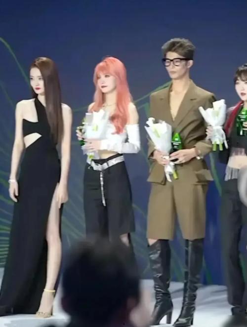 明星机场粉色礼服图,明星机场粉色礼服惊艳亮相